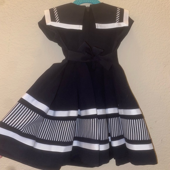 BRAND NEW Navy & White Dress. Zips in the back and has a tie around the waist - Picture 15 of 16